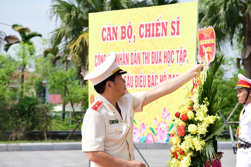Tổ chức về nguồn, báo công tại Khu Lưu niệm Sáu điều Bác Hồ dạy Công an nhân dân